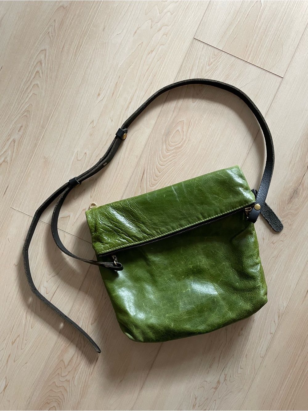 Leather clutch with crossbody strap 🇨🇦 Veinage